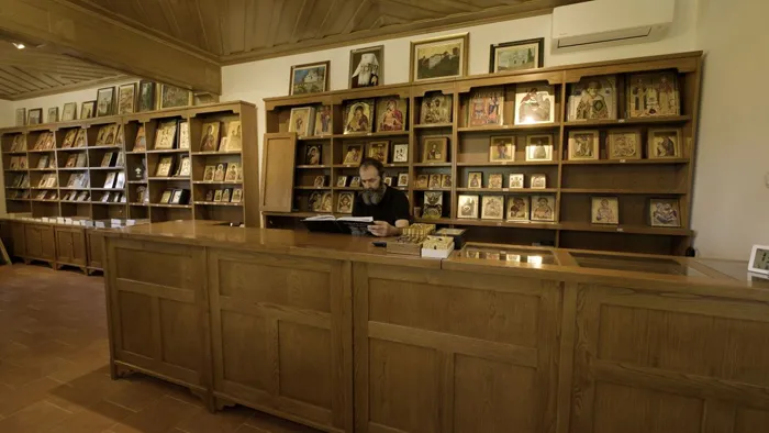 Продавница - Велики избор Хиландарске литературе, миомирисног  тамјана и других манастирских производа.