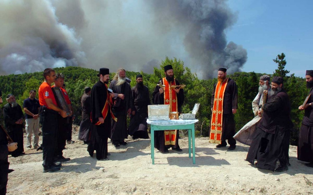 Угашен пожар – киша пала након литургије и молебана