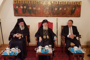 Патријарх Иринеј, владика Јован и министар Шарчевић у манастирском салону.