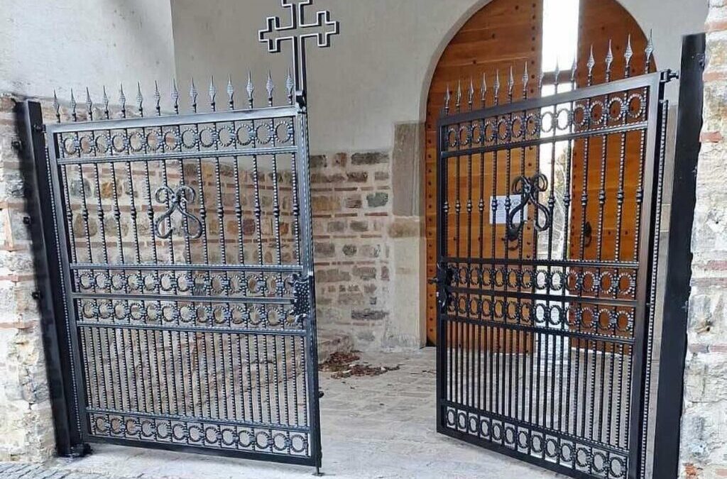 На улазу у манастир Бањска постављена нова капија