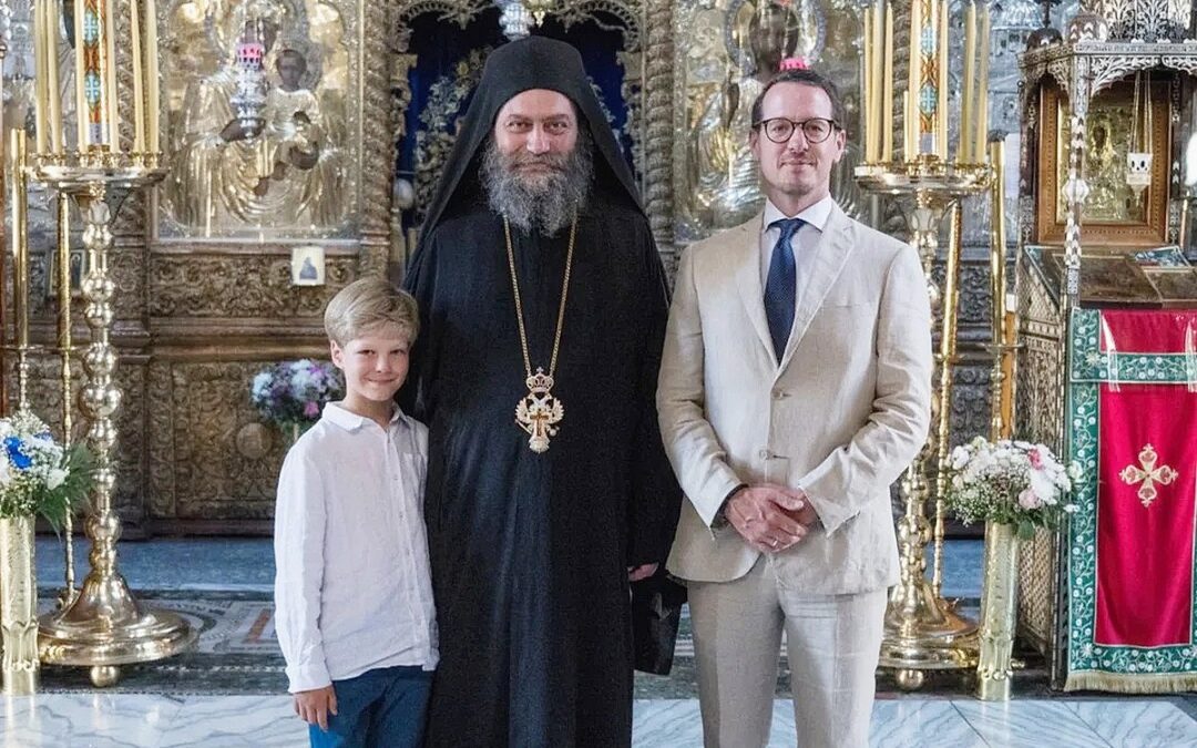 Њ.К.В. принц наследник Филип, са сином, принцем Стефаном у Хиландару